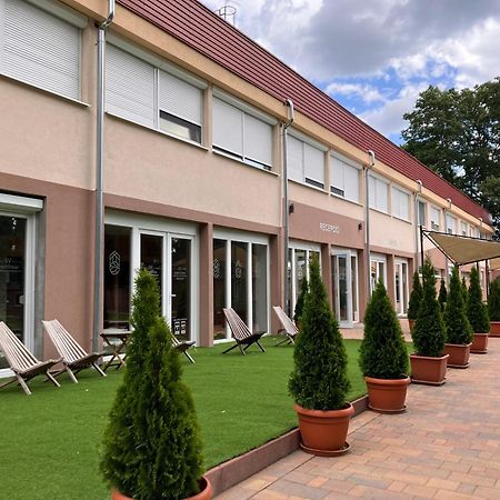 Oereg-To Hotel Es Rendezvenyter Tata Eksteriør bilde