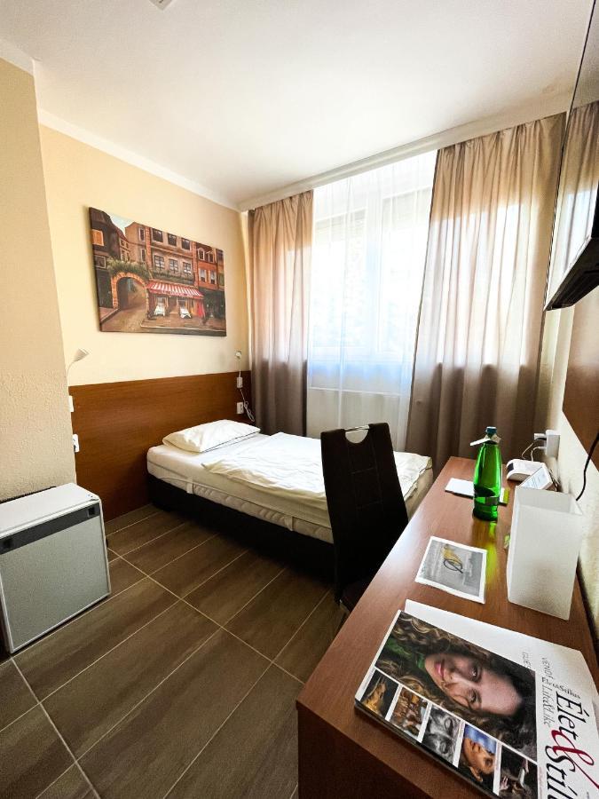 Oereg-To Hotel Es Rendezvenyter Tata Eksteriør bilde