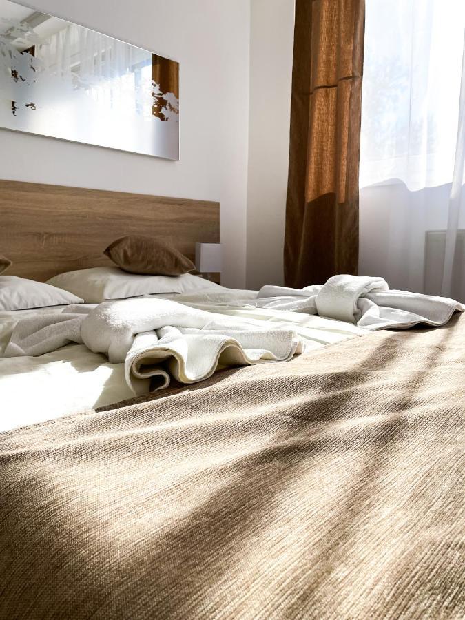 Oereg-To Hotel Es Rendezvenyter Tata Eksteriør bilde