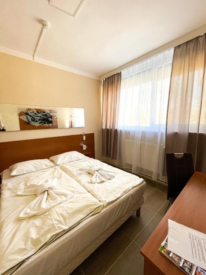 Oereg-To Hotel Es Rendezvenyter Tata Eksteriør bilde