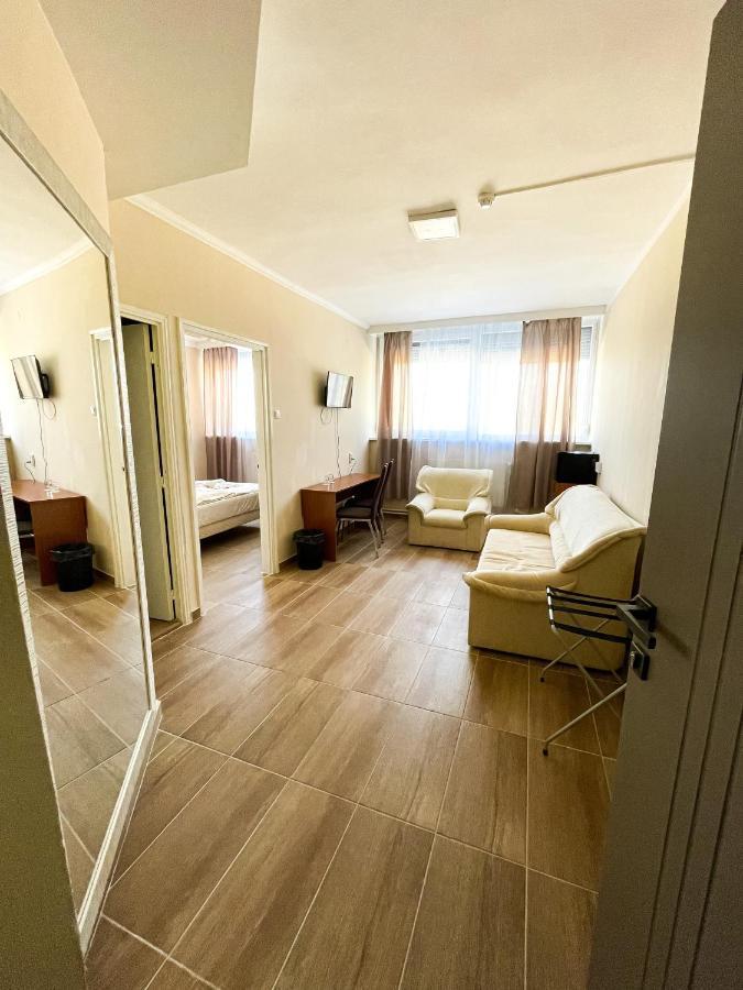 Oereg-To Hotel Es Rendezvenyter Tata Eksteriør bilde