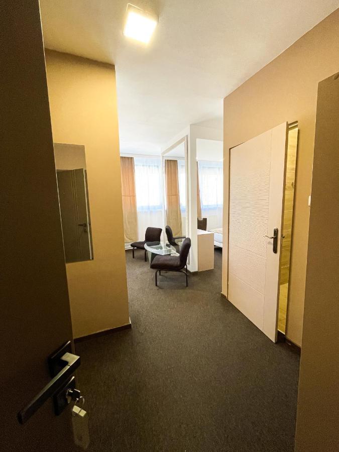 Oereg-To Hotel Es Rendezvenyter Tata Eksteriør bilde