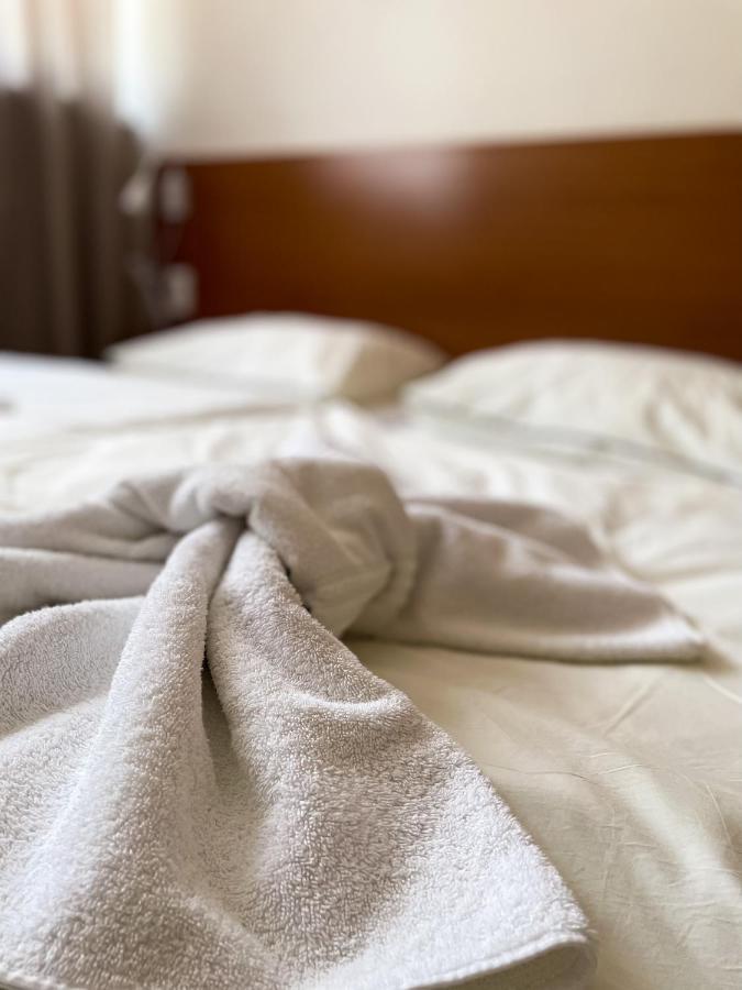 Oereg-To Hotel Es Rendezvenyter Tata Eksteriør bilde