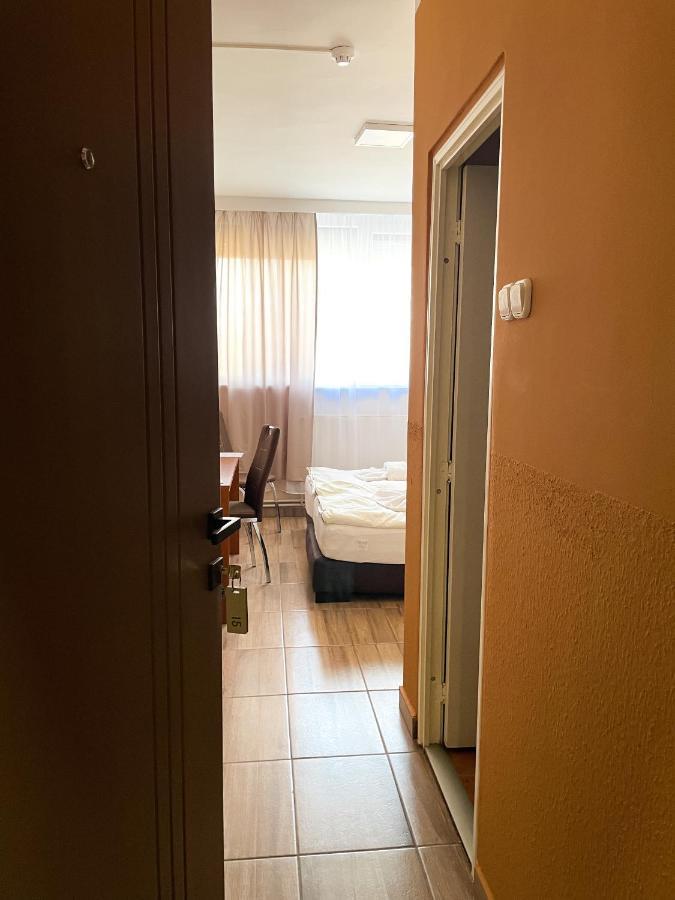 Oereg-To Hotel Es Rendezvenyter Tata Eksteriør bilde