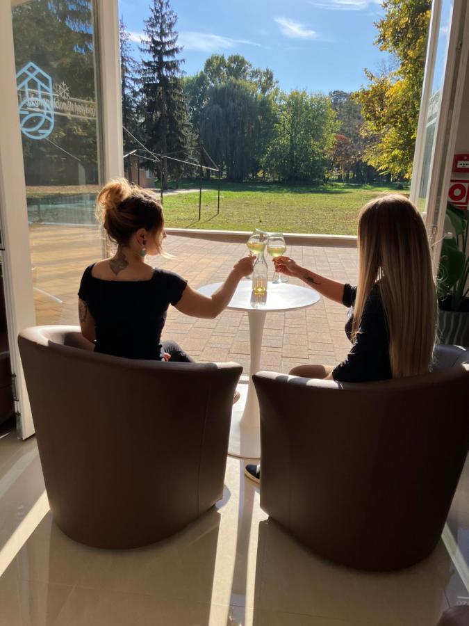 Oereg-To Hotel Es Rendezvenyter Tata Eksteriør bilde